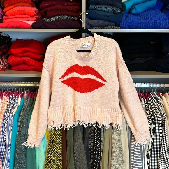 Wildfox pink with red lips knitted long sleeve crew neck sweater size M - Picture 1 of 4